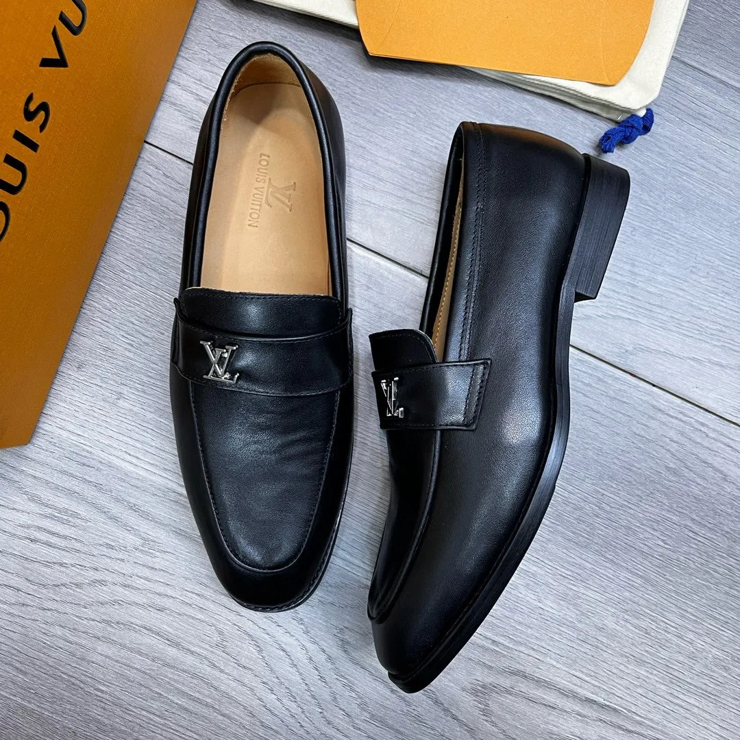 Factory price: 520💰-(LV) men’s formal leather shoes! Genuine molded horsebit, a classic must-have for your shoe cabinet! The feet are particularly delicate! This Gucci original version is a set last, and we are consistent with the counter! Therefore, it is more comfortable in terms of last shape and comfort! Take it to the counter and compare at will! Good shoes are more than just what they make! But grasp the essence from the inside out! Material: Imported first-layer cowhide! Genuine leather outsole imported from Italy, size: 39-44 (38/45 customized, non-refundable)